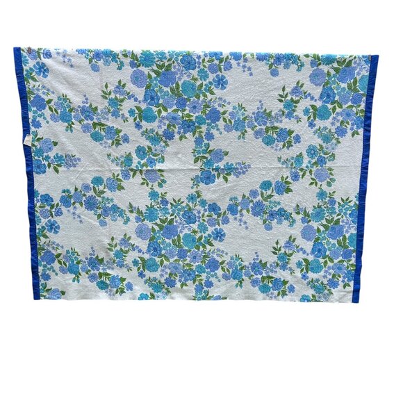 Vintage Satin Lined White Blanket Blue Floral 76x82 Canada Acrylic/Poly Cabin - Picture 4 of 5